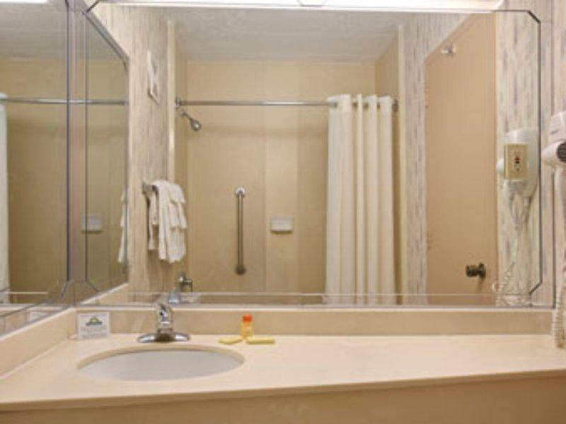 Days Inn Port Jervis Стая снимка